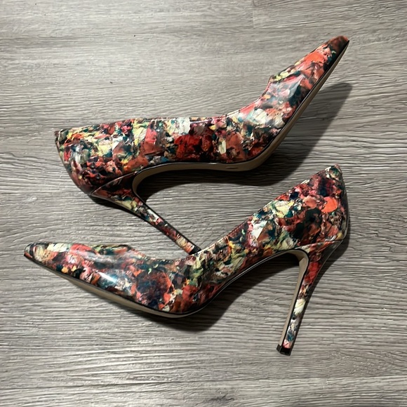 BCBGeneration Floral Close toe Heels - Picture 10 of 11